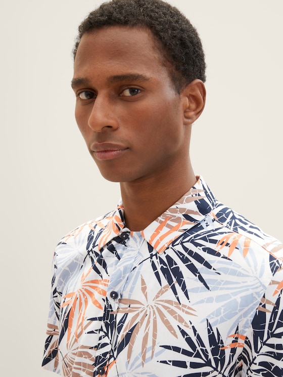 Short-sleeved shirt with a lapel collar