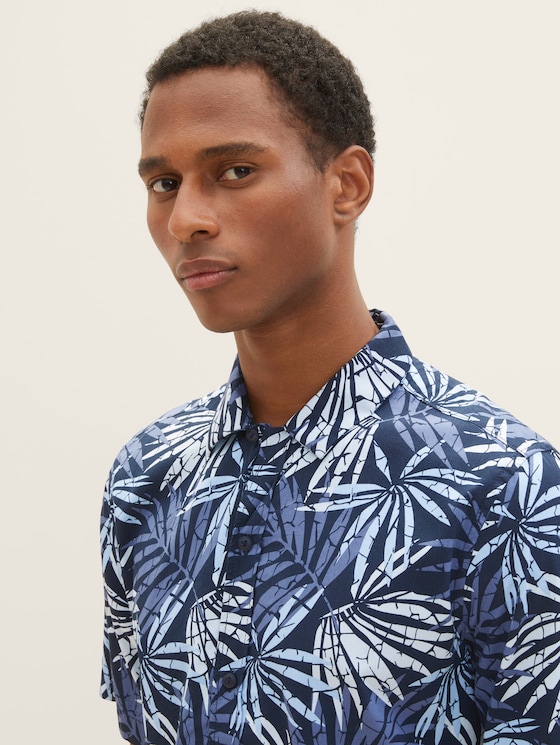 Short-sleeved shirt with a lapel collar