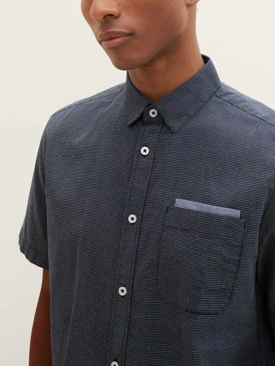 Short-sleeved shirt with texture