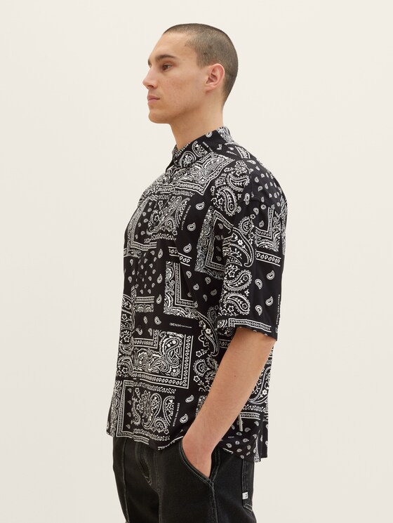 Short-sleeved shirt with an all-over print