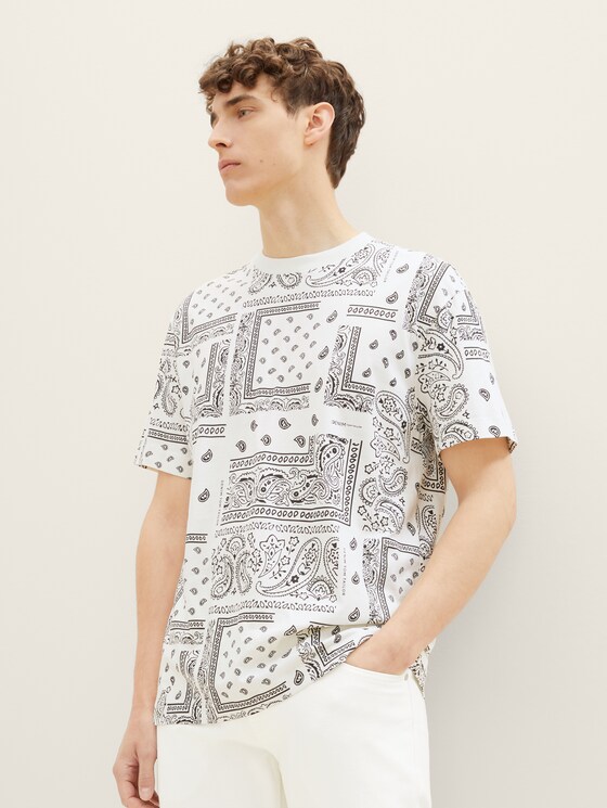 T-shirt with a paisley print