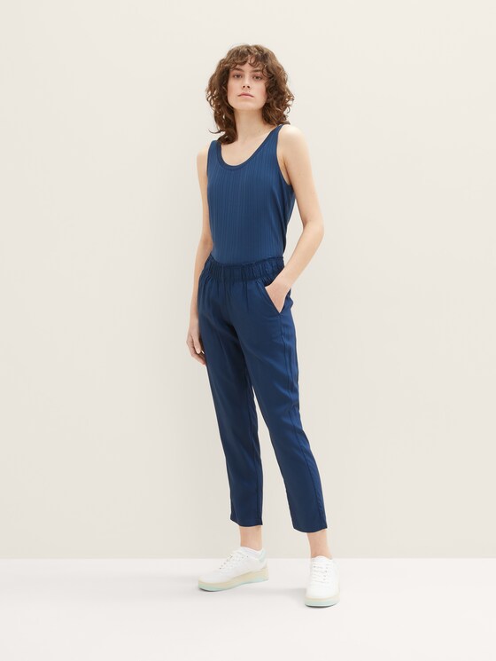 Cropped loose-fit trousers
