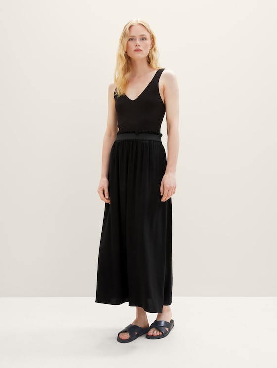 Maxi skirt with a side slit