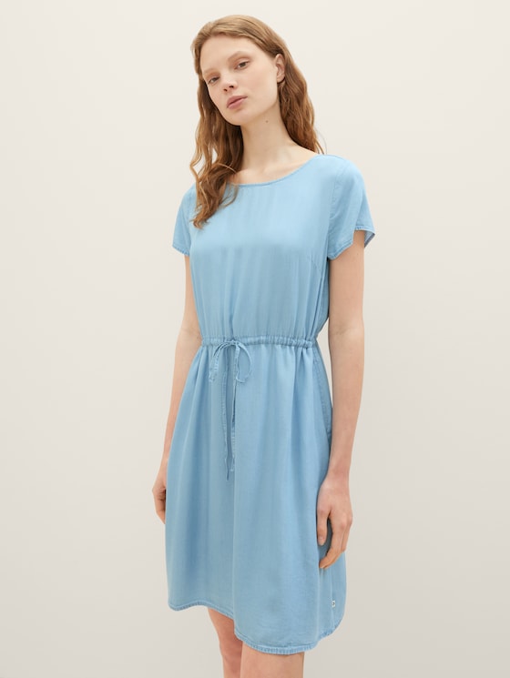 Dress with an adjustable drawstring