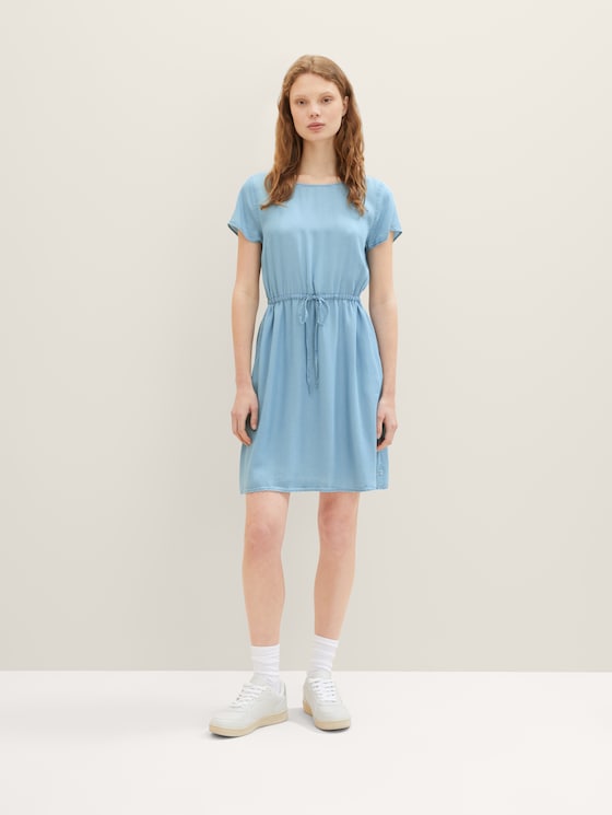 Dress with an adjustable drawstring