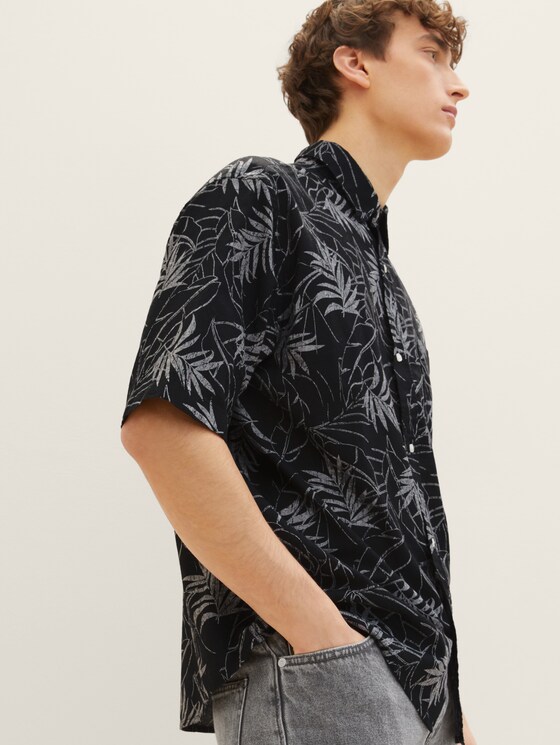 Short-sleeved shirt with an all-over print