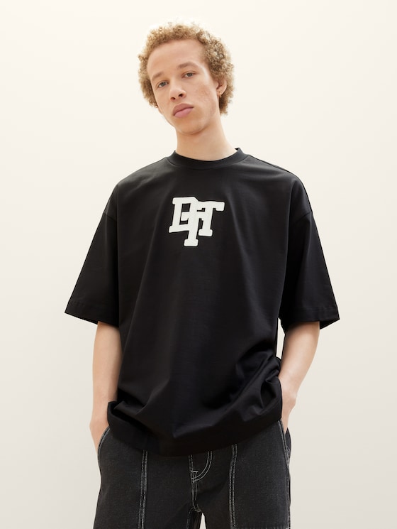 Oversized T-shirt with applications
