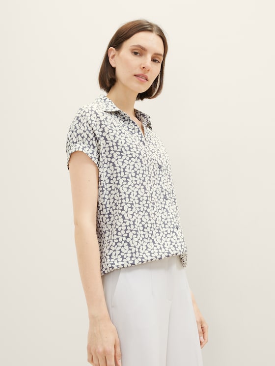 Patterned short-sleeved blouse