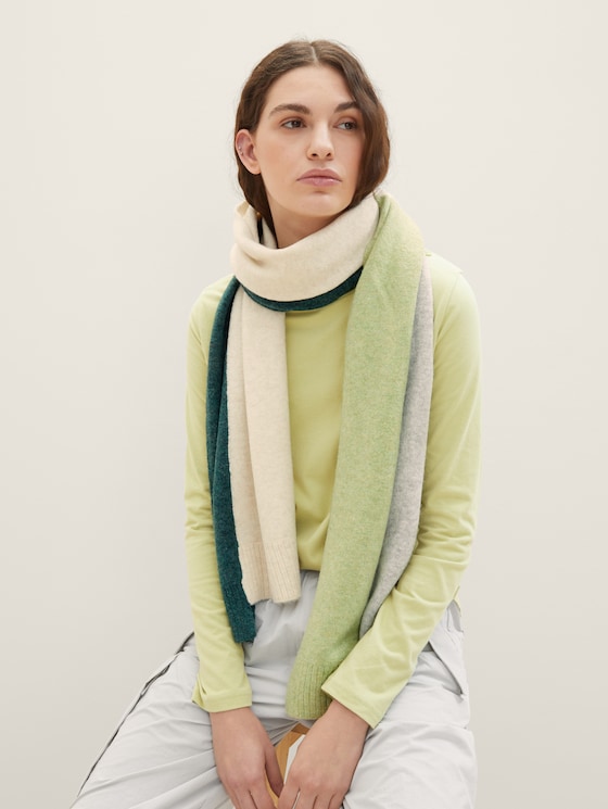 Scarf with colour blocking