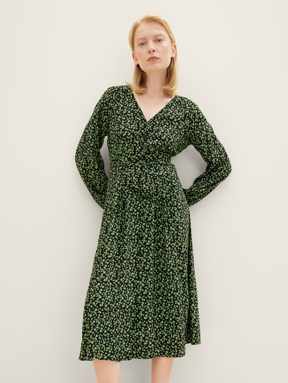 Midi dress with a button tab