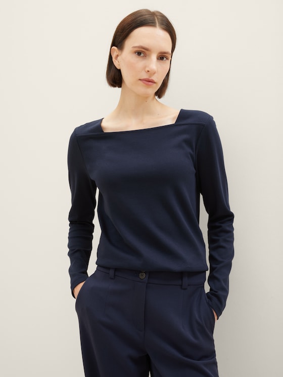 Long-sleeved shirt with a square neckline