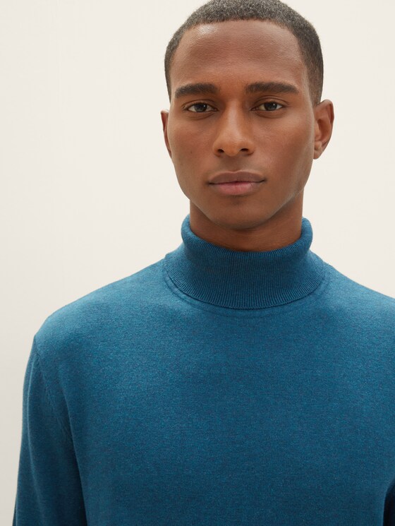 Basic knitted sweater with a turtleneck