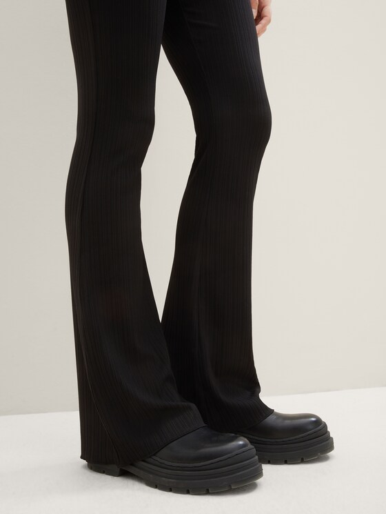 Flared leggings with a ribbed texture