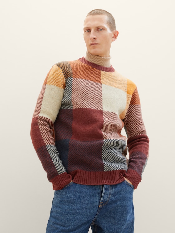 Knitted sweater with a check pattern