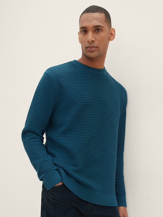 Knitted sweater with texture