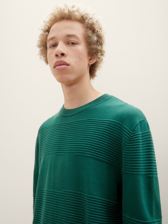 Knitted jumper with texture