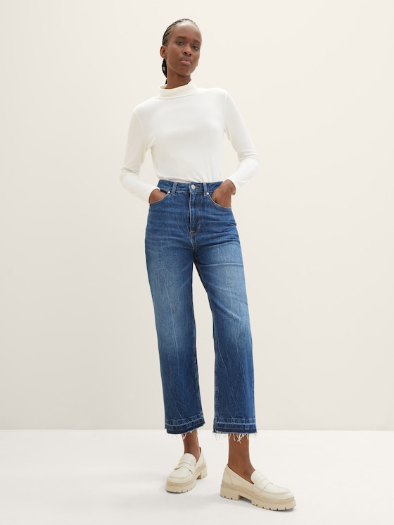 Cropped jeans with wide legs