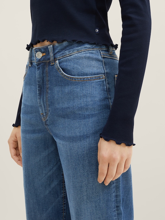 Cropped long-sleeved shirt with a ribbed texture