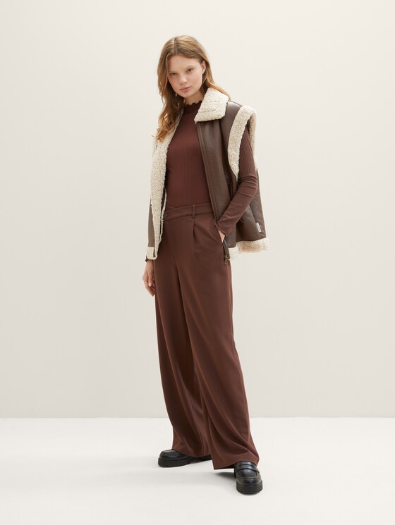 Long-sleeved shirt with a ribbed texture
