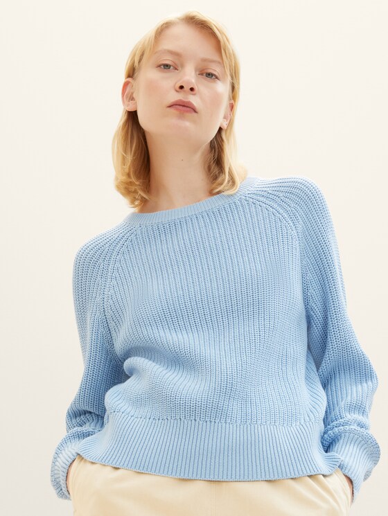 Knitted sweater with raglan sleeves