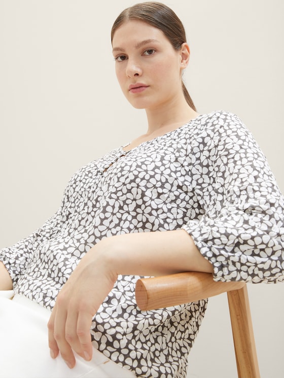 Plus Size - Gemustertes Shirt mit Knöpfen von Women Plus Size, grey floral design