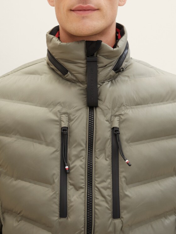 Hybrid Jacke mit abnehmbarer Kapuze