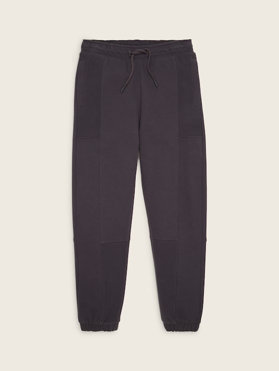 Trousers with recycled polyester