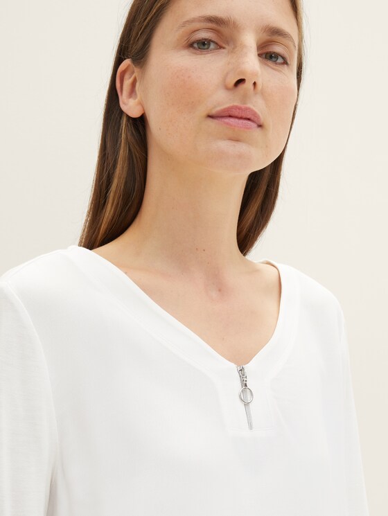 T-shirt with a V-neckline and stand-up collar