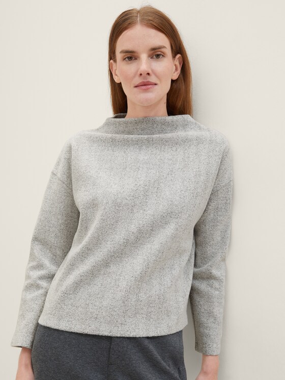 Long-sleeved t-shirt with a snood