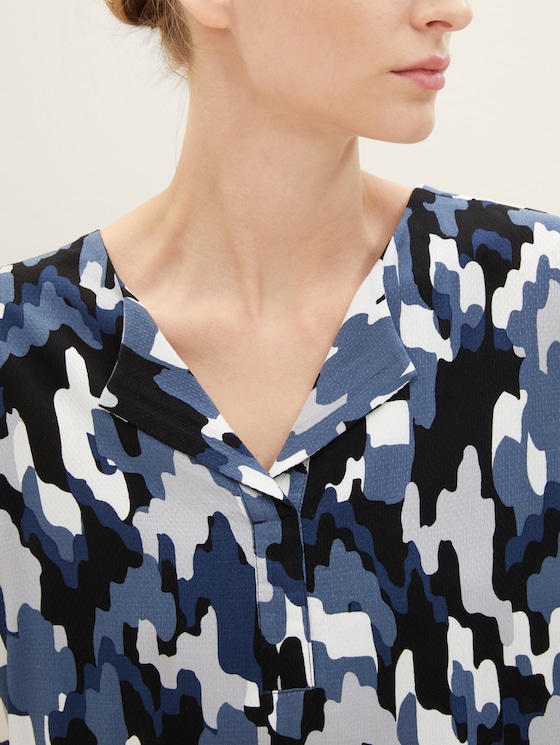 Blouse with an all-over print