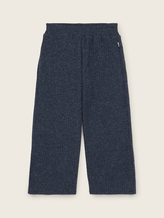 Trousers with recycled polyester