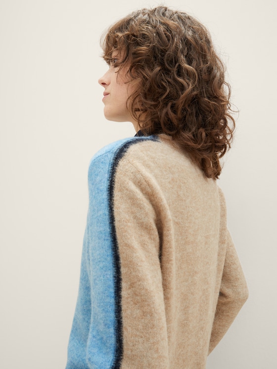 Knitted sweater with alpaca fibres