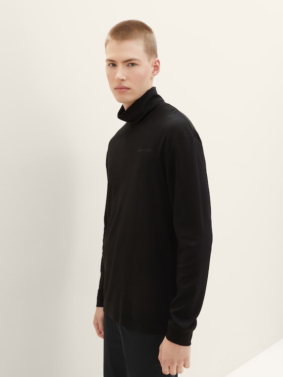 Relaxed long-sleeved shirt with a turtleneck
