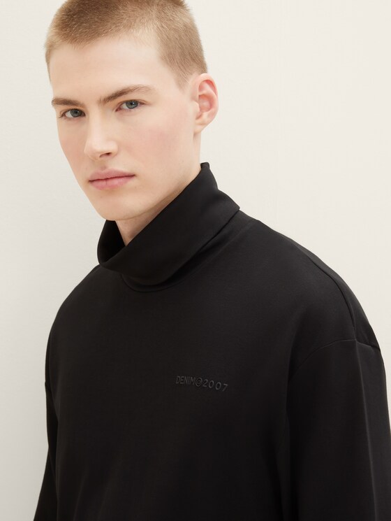 Relaxed long-sleeved shirt with a turtleneck