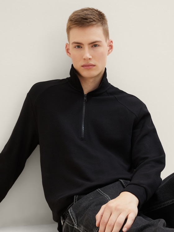 Long-sleeved shirt with texture