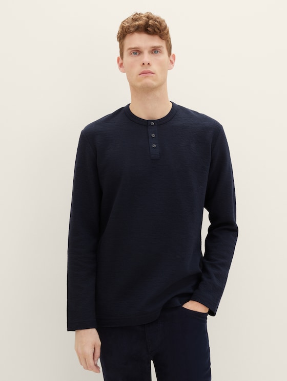 Long-sleeved shirt with texture