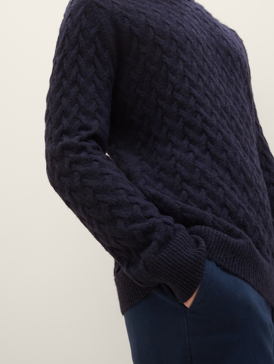 Knitted sweater with texture