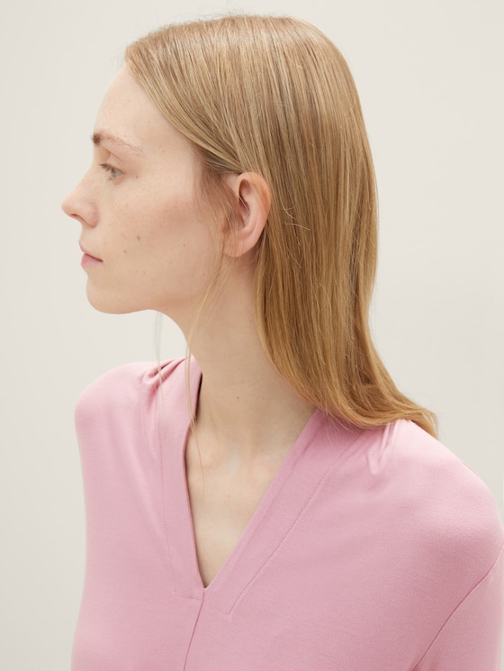 long-sleeved shirt with a V-neckline