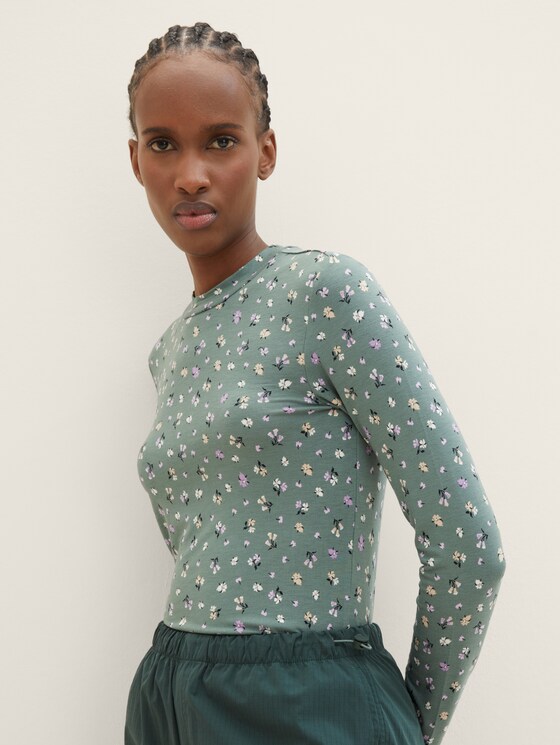 Long-sleeved top with a stand-up collar