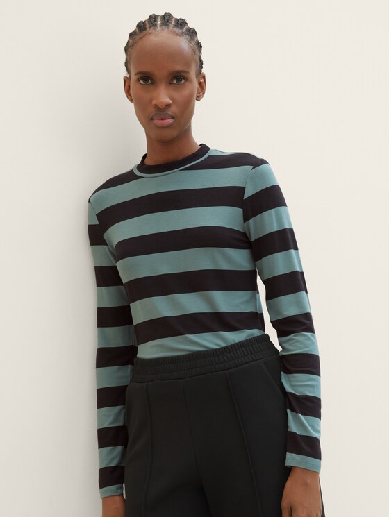 Long-sleeved top with a stand-up collar