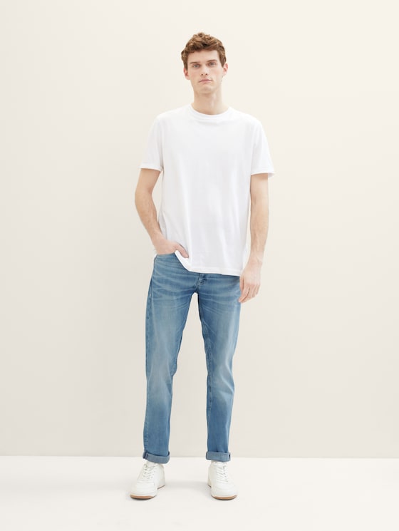 Regular tapered jeans with recycled cotton