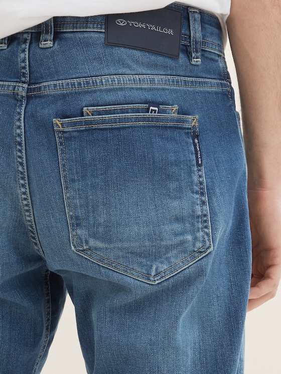 Regular tapered jeans with recycled cotton