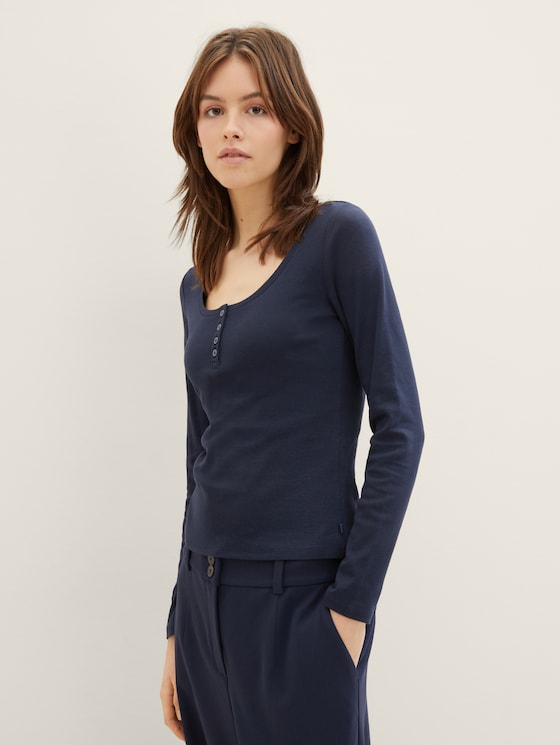 Long-sleeved shirt with a henley neckline