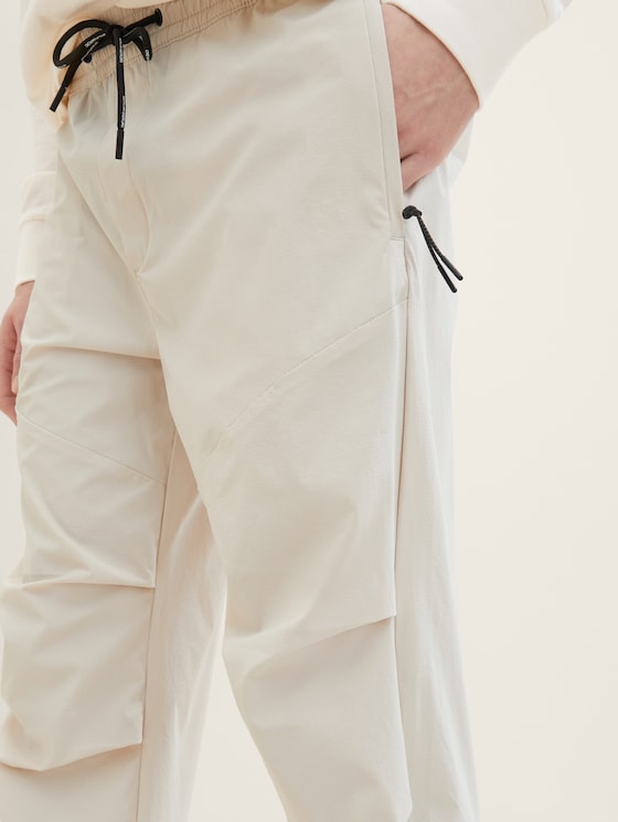 Loose parachute trousers