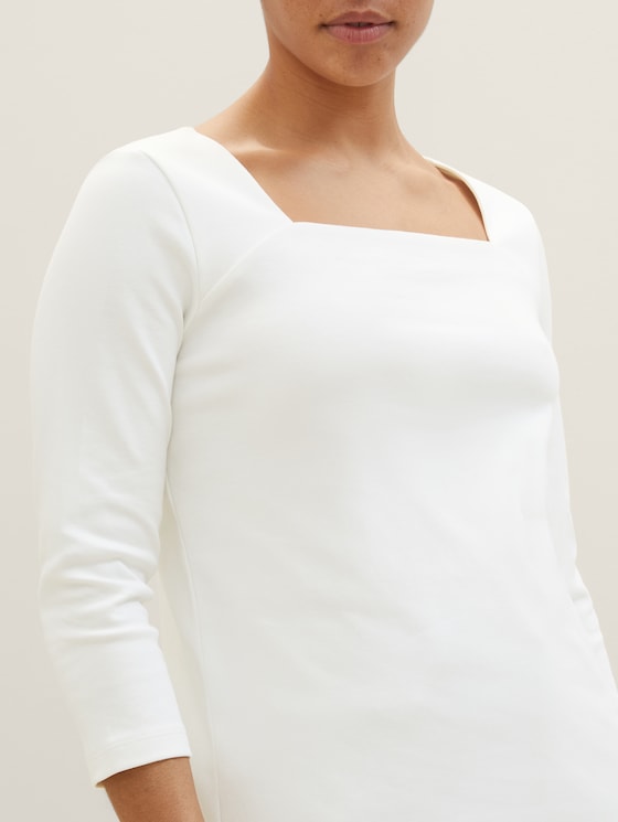 3/4-sleeved shirt with a square neckline