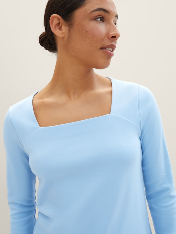 3/4-sleeved shirt with a square neckline