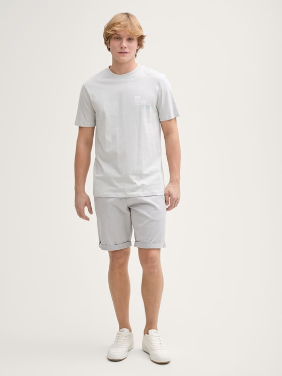 Regular Fit Chino Shorts mit Gürtel von Denim Male, grey white mini houndstooth