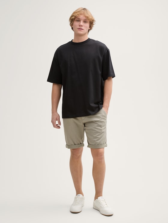 Regular Fit Chino Shorts mit Gürtel von Denim Male, olive mini houndstooth