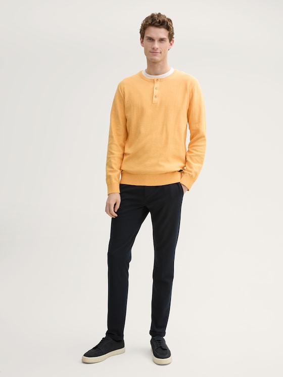 Pull en tricot de coton Henley par Men, peachy orange tonal finestripe