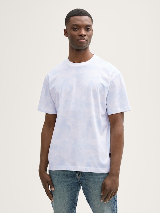 Relaxed Fit T-Shirt mit Allover-Print von Denim Male, white blue watery print
